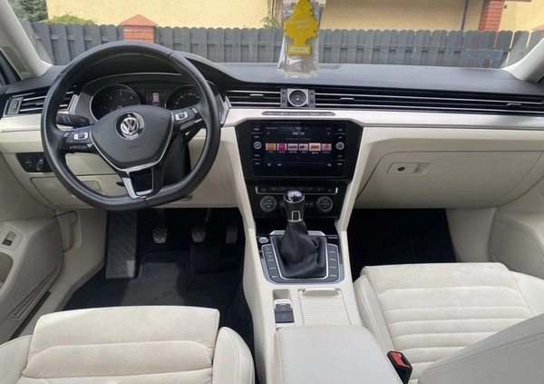 Volkswagen Passat cena 68400 przebieg: 129000, rok produkcji 2017 z Turek małe 596